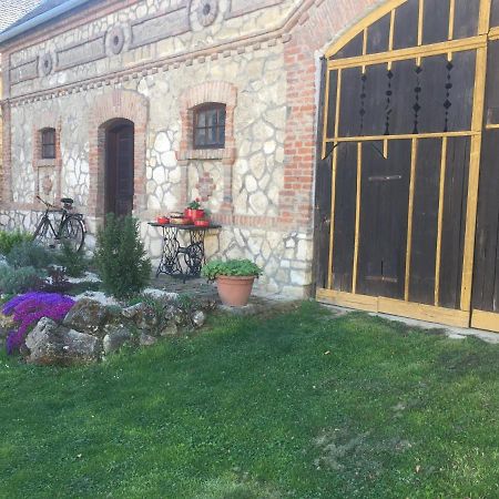 Levendula Porta Es Pajtaszinhaz Hotel Orfu Bagian luar foto