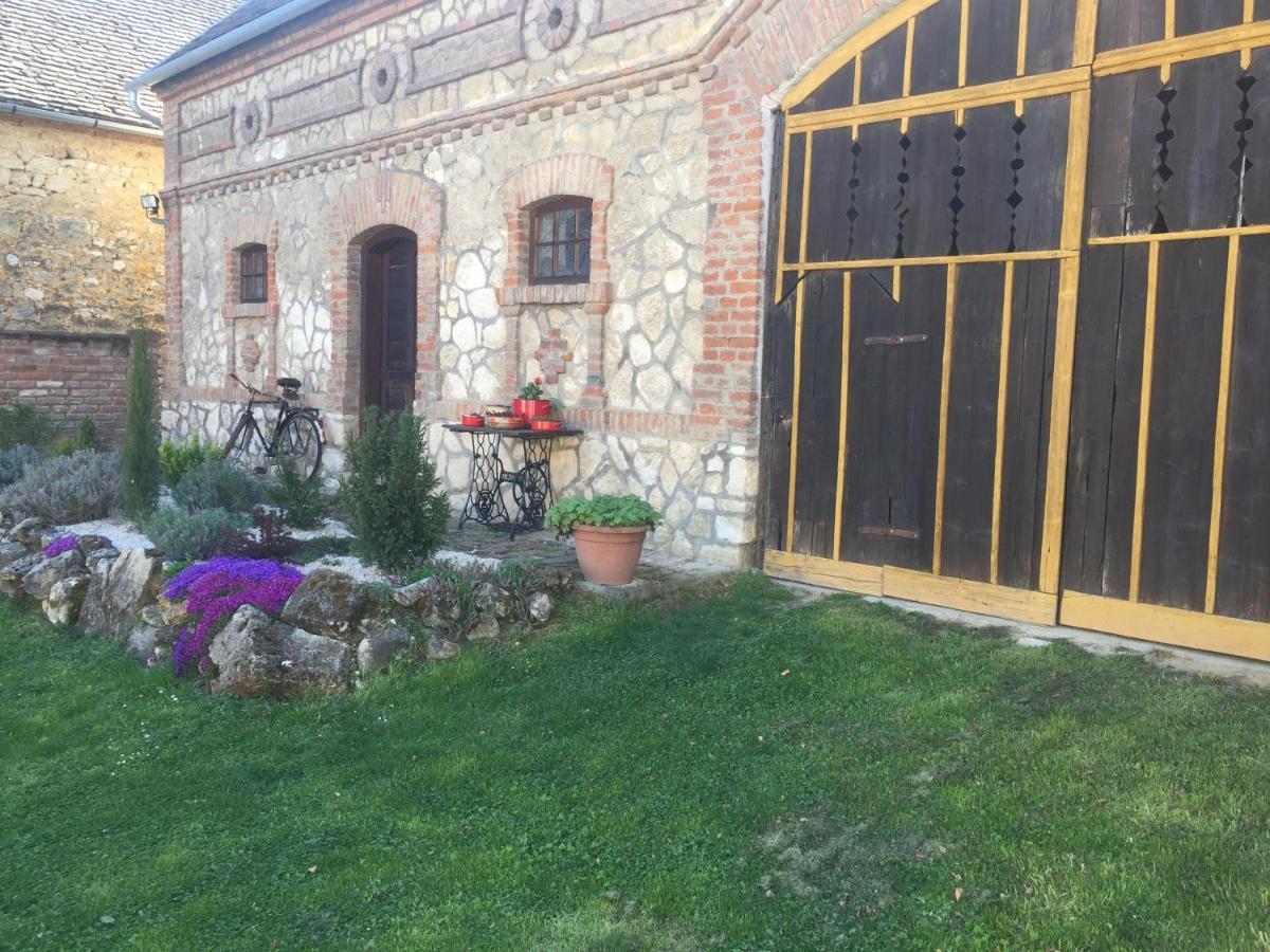 Levendula Porta Es Pajtaszinhaz Hotel Orfu Bagian luar foto