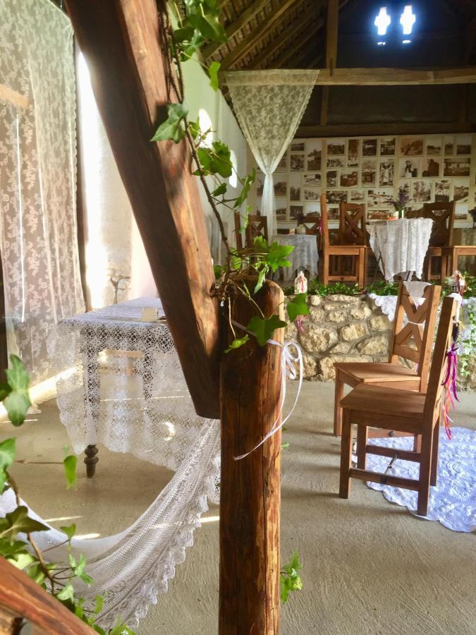 Levendula Porta Es Pajtaszinhaz Hotel Orfu Bagian luar foto