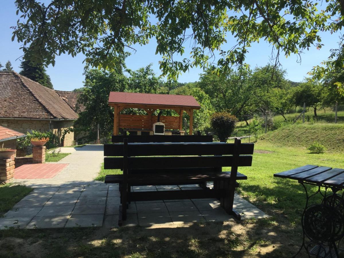 Levendula Porta Es Pajtaszinhaz Hotel Orfu Bagian luar foto