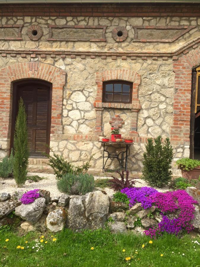 Levendula Porta Es Pajtaszinhaz Hotel Orfu Bagian luar foto
