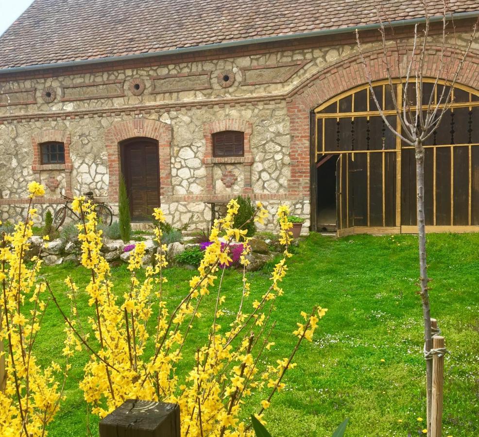 Levendula Porta Es Pajtaszinhaz Hotel Orfu Bagian luar foto