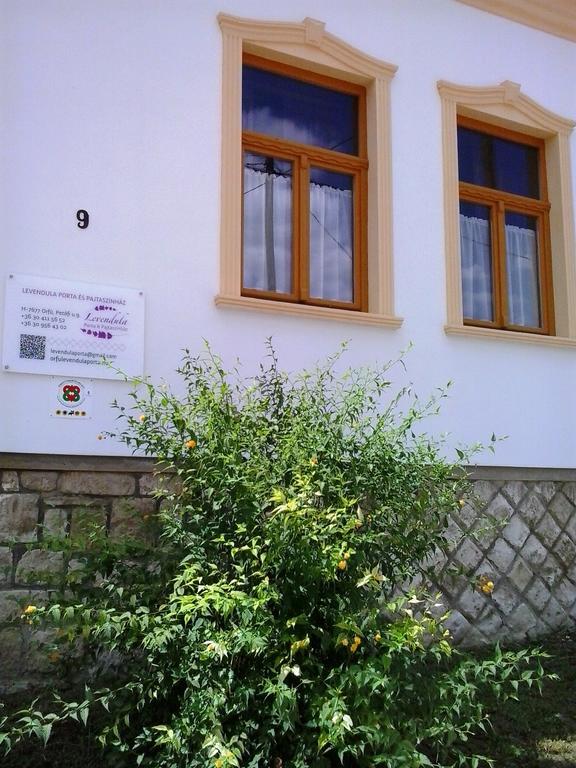 Levendula Porta Es Pajtaszinhaz Hotel Orfu Bagian luar foto