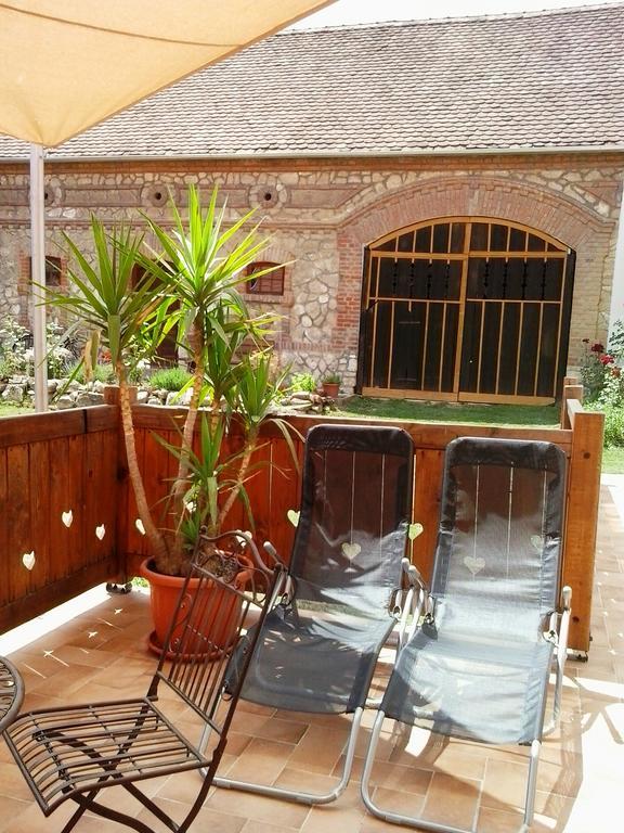 Levendula Porta Es Pajtaszinhaz Hotel Orfu Bagian luar foto