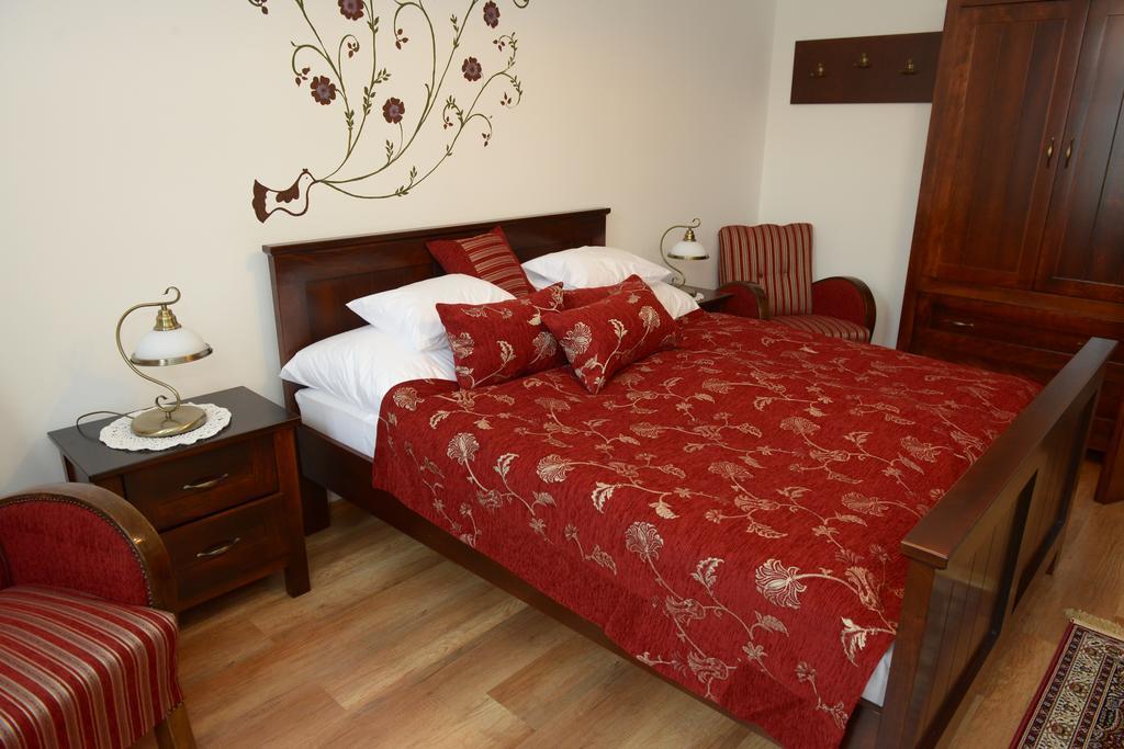 Levendula Porta Es Pajtaszinhaz Hotel Orfu Ruang foto