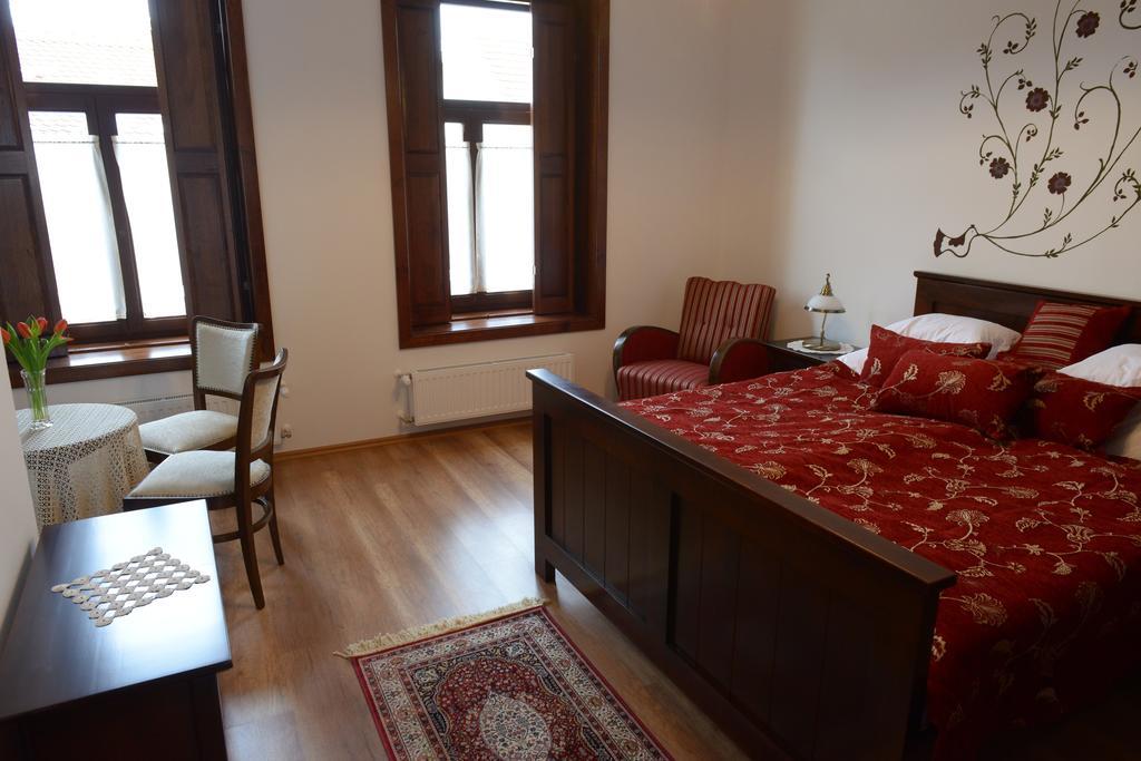 Levendula Porta Es Pajtaszinhaz Hotel Orfu Ruang foto