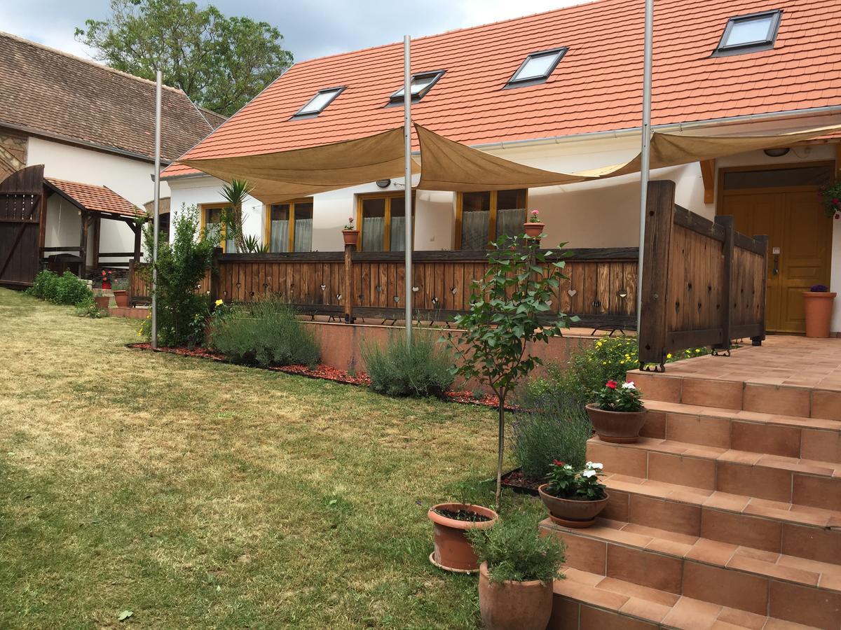 Levendula Porta Es Pajtaszinhaz Hotel Orfu Bagian luar foto