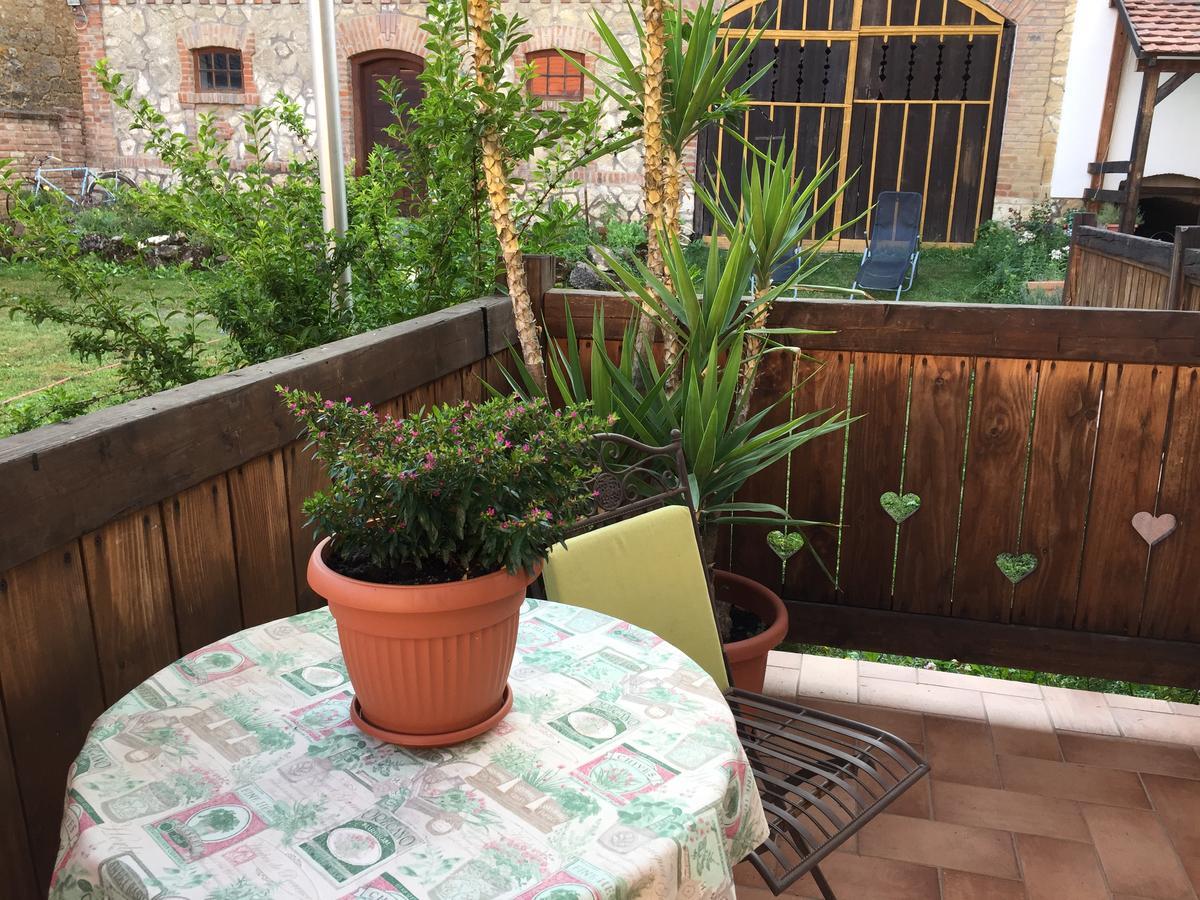 Levendula Porta Es Pajtaszinhaz Hotel Orfu Bagian luar foto