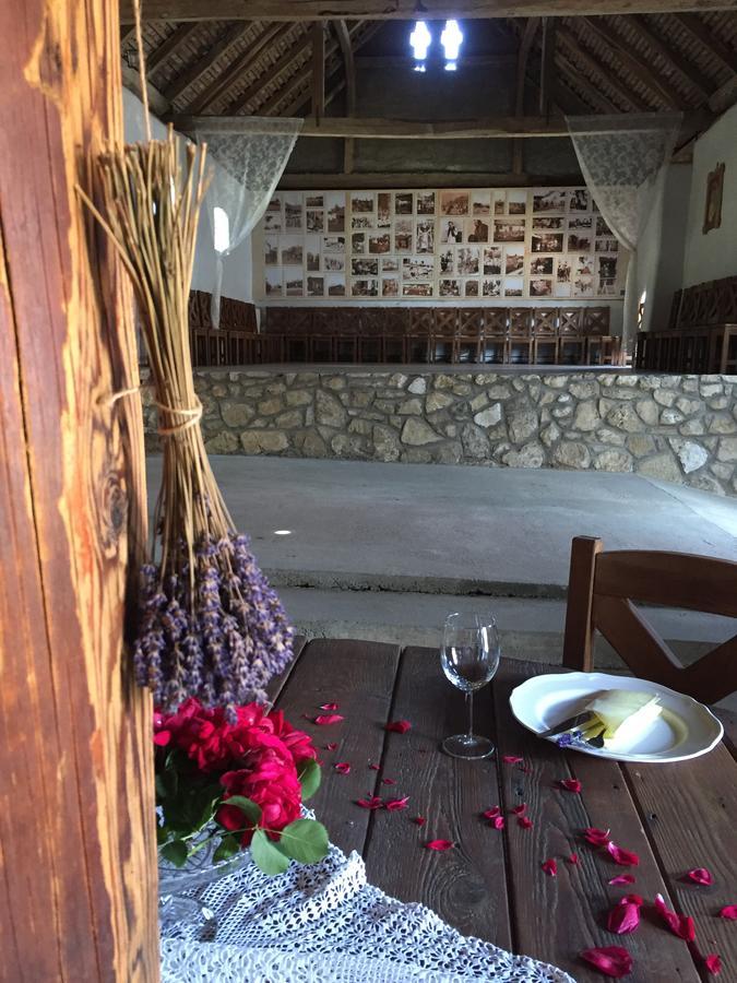 Levendula Porta Es Pajtaszinhaz Hotel Orfu Bagian luar foto