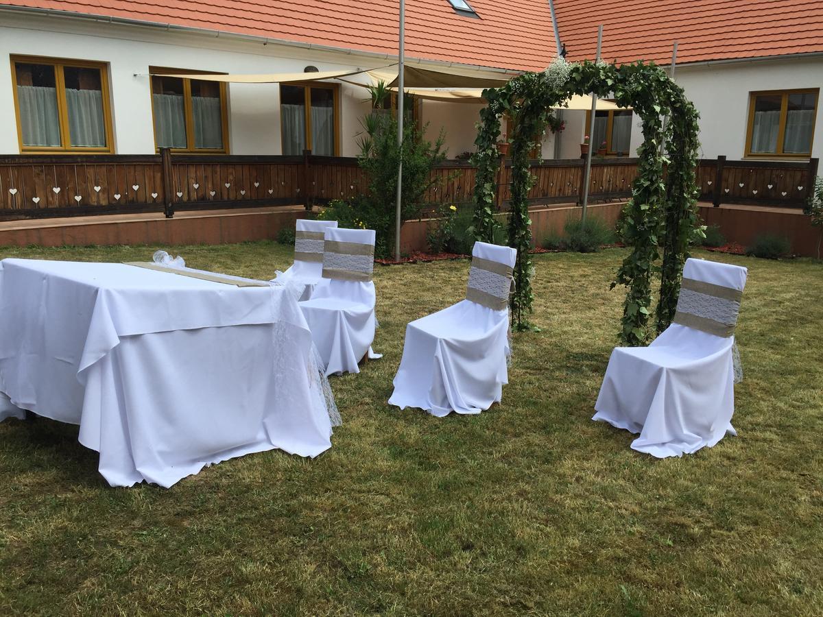 Levendula Porta Es Pajtaszinhaz Hotel Orfu Bagian luar foto
