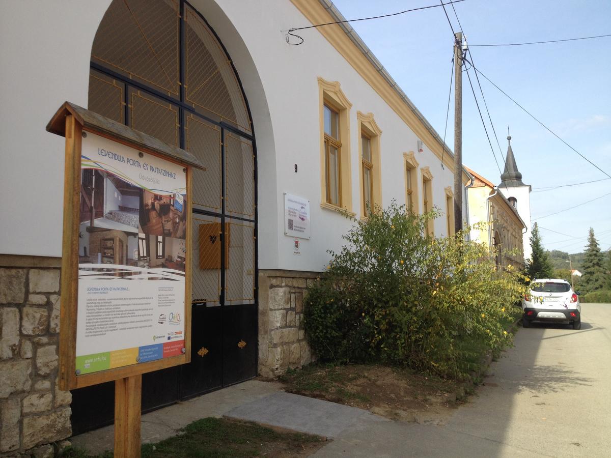 Levendula Porta Es Pajtaszinhaz Hotel Orfu Bagian luar foto